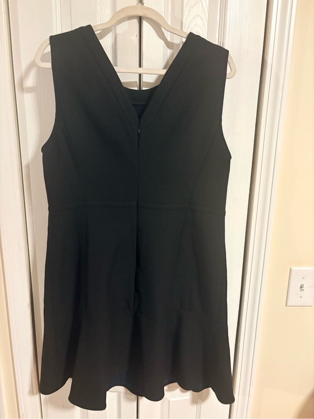 Vineyard vines Classic Black V-Neck Sleeveless Dress - Elegant Everyday Style